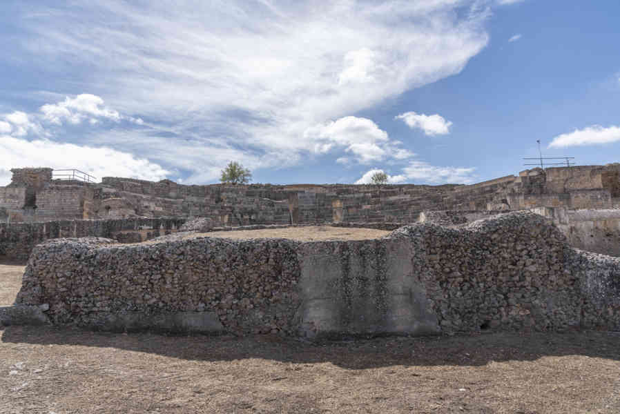 Cuenca - Saelices - parque arqueológico de Segóbriga 05 - Teatro.jpg